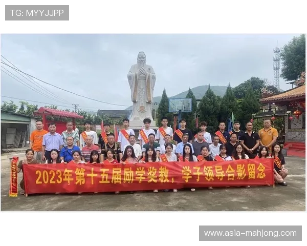 校园大赛颁奖仪式瞬间:获奖学生与指导教师合影留念 校园大赛颁奖仪式瞬间:获奖学生与指导教师合影留念