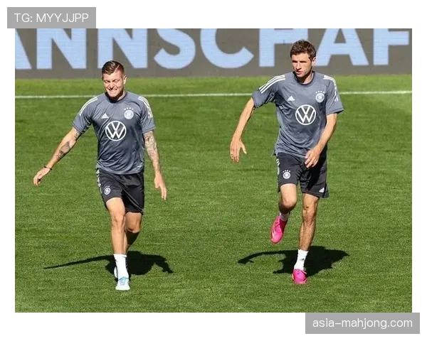 终场哨响，托马斯·穆勒与托尼·克罗斯在中线拥抱交换球衣